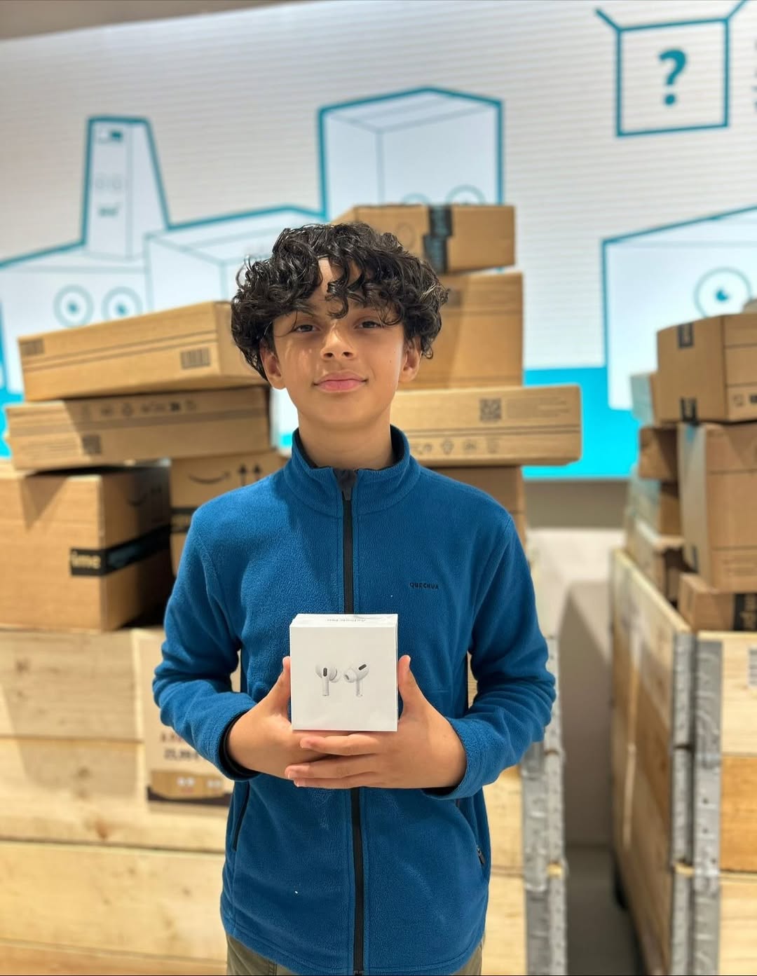 Cliente recebendo AirPods na loja